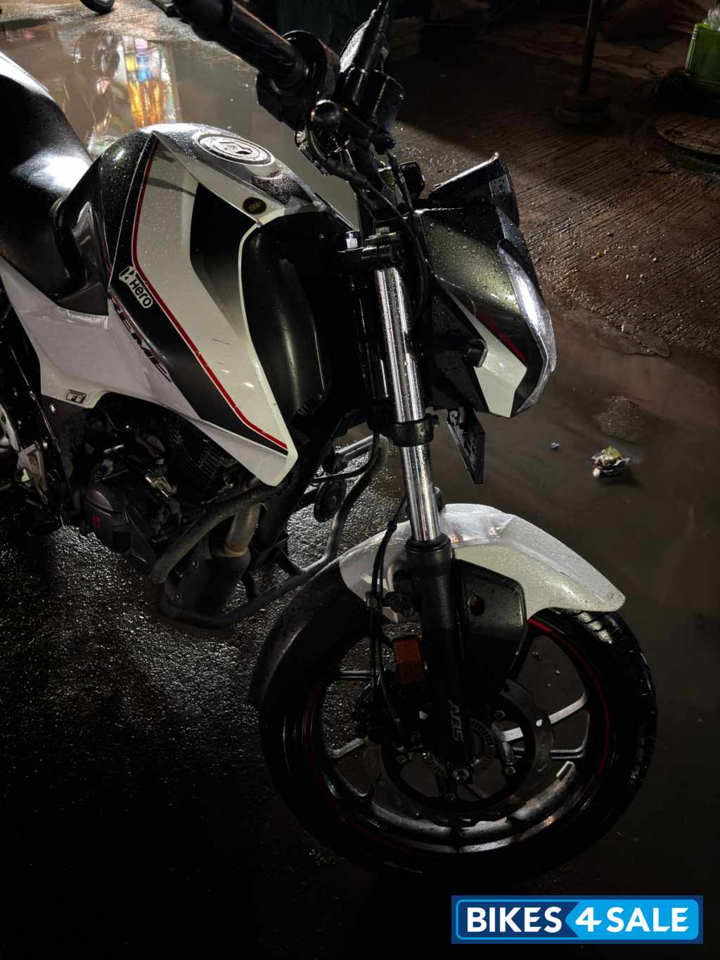 White Hero Xtreme 160R