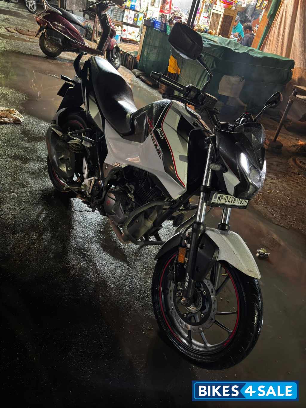 White Hero Xtreme 160R