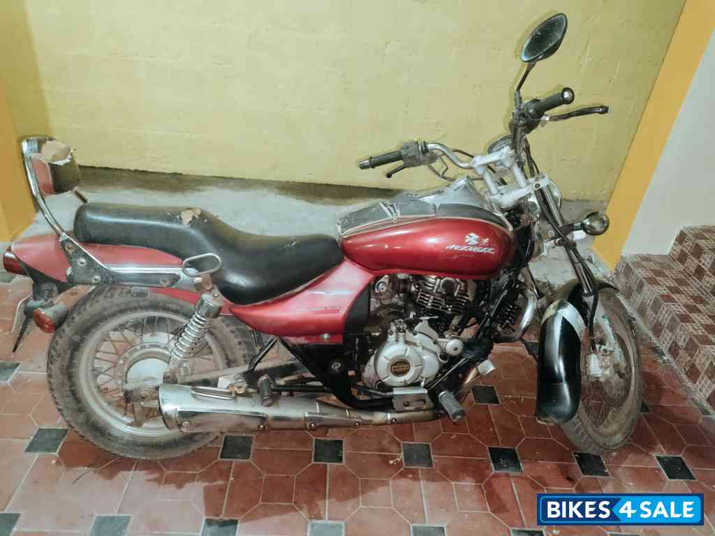 Red Bajaj Avenger 220 DTS-i