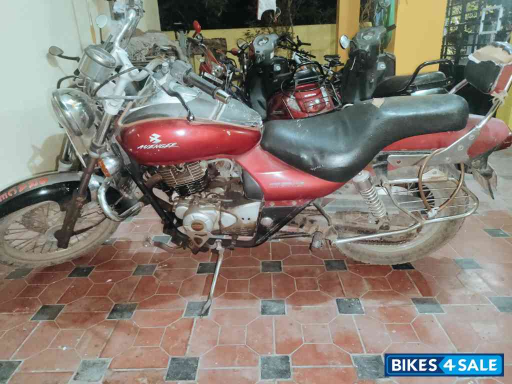 Red Bajaj Avenger 220 DTS-i
