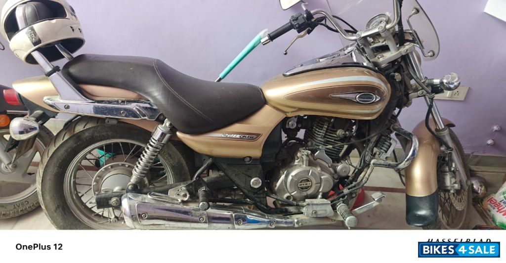 Beige Bajaj Avenger Cruise 220