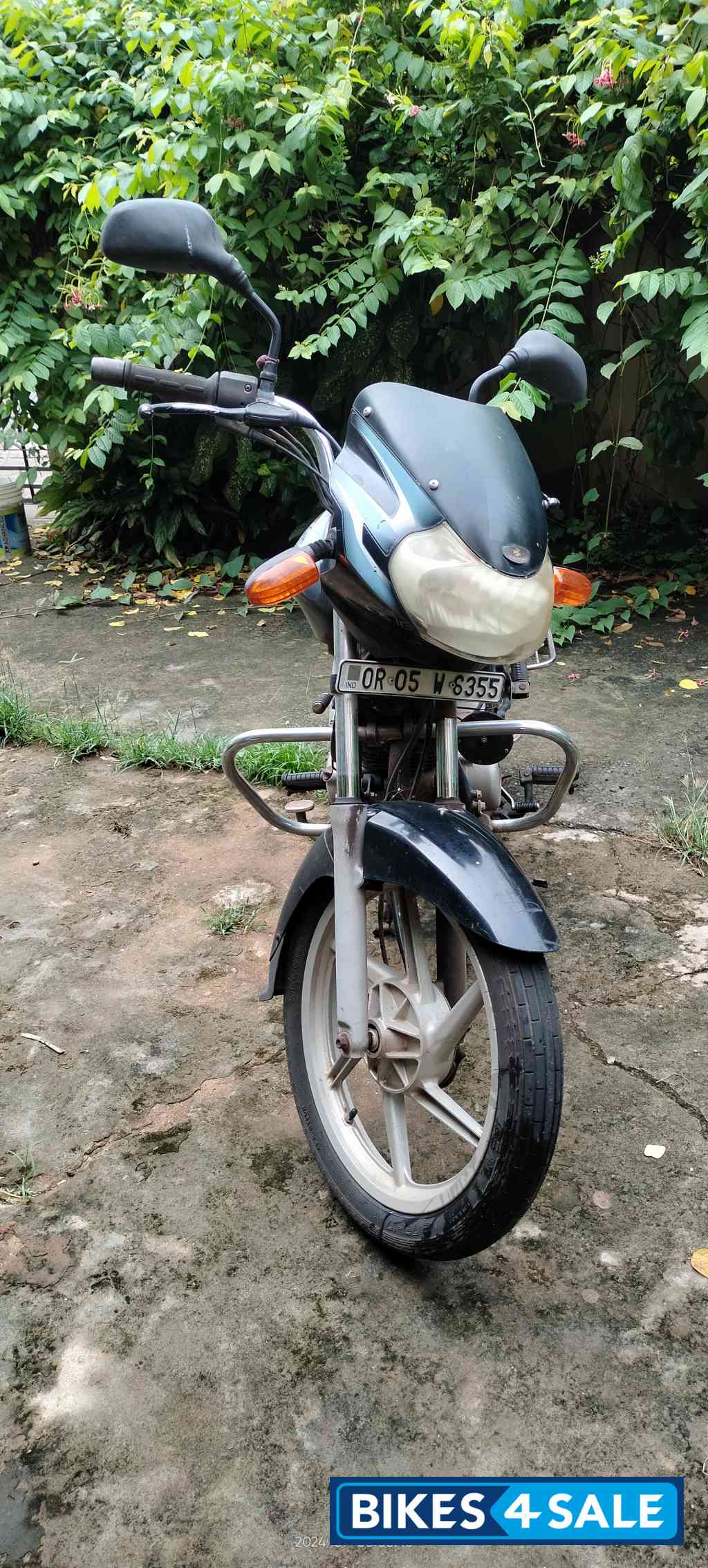 Black Bajaj Discover 125M