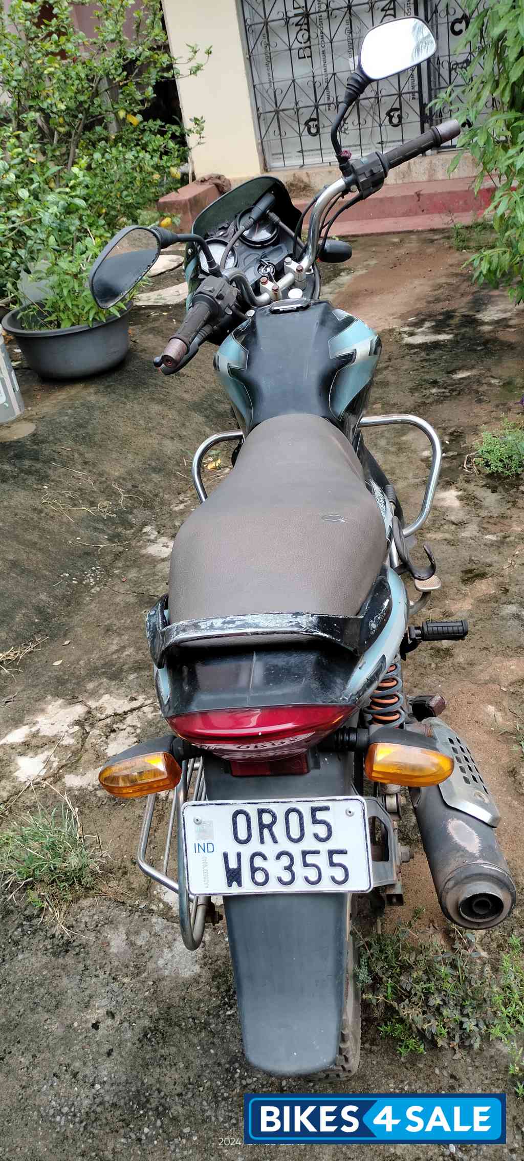 Black Bajaj Discover 125M