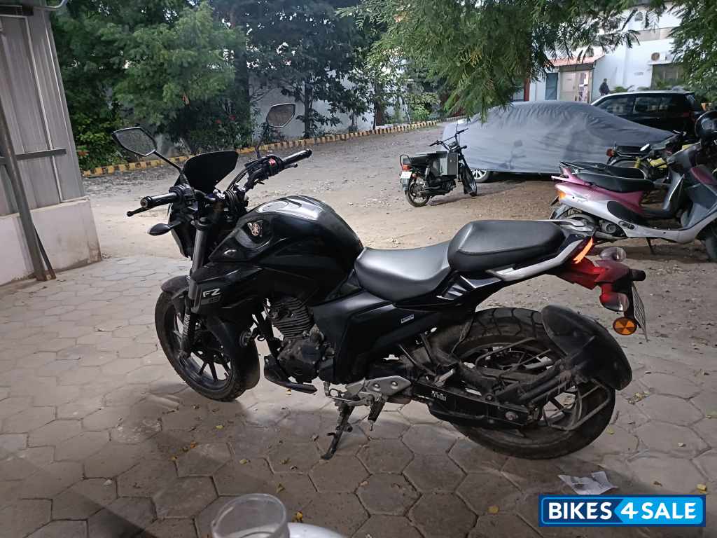 Black Yamaha FZ25