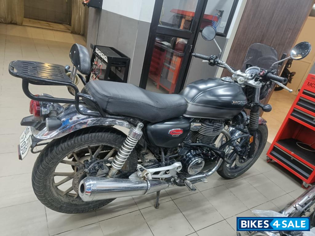 Black Honda Hness CB 350