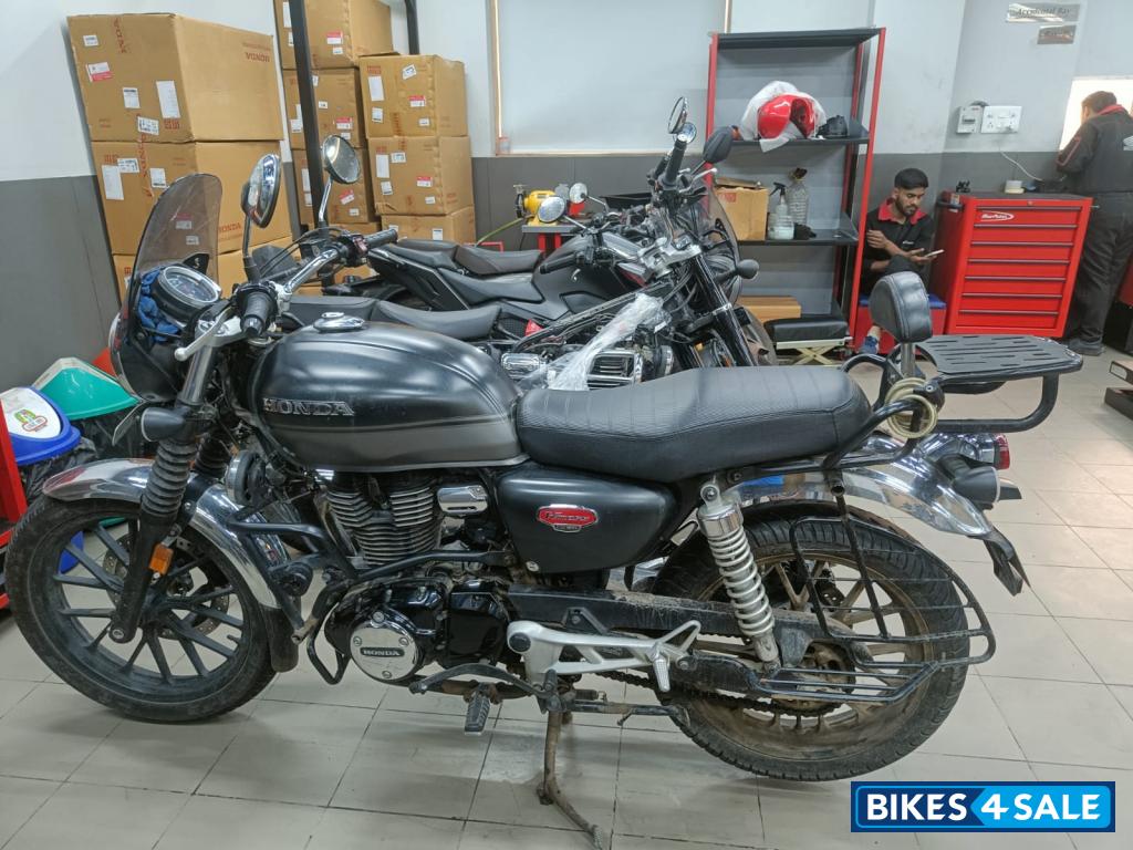 Black Honda Hness CB 350