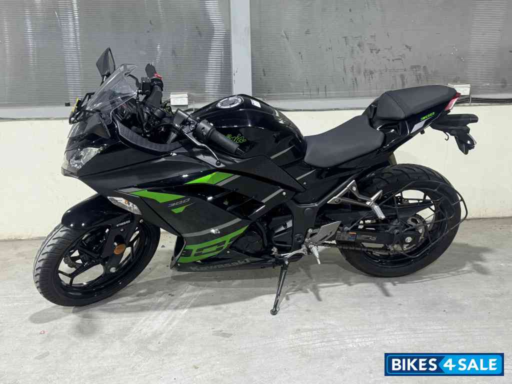 Ebony Black Kawasaki Ninja 300 BS6 2022