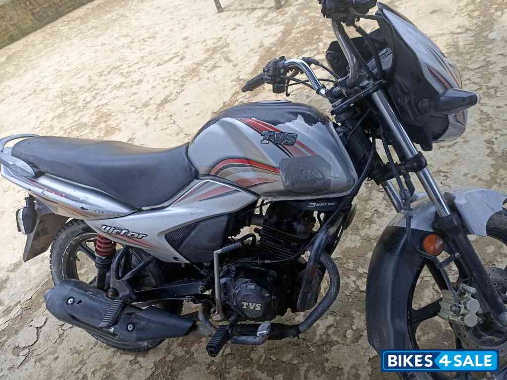 Silver TVS Victor