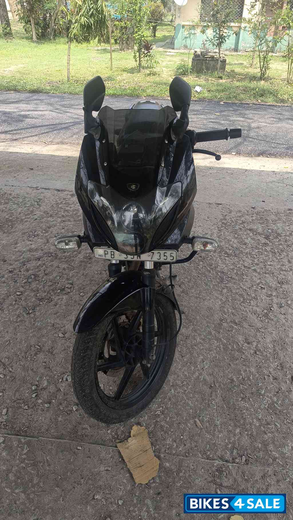 Black Bajaj Pulsar 220F