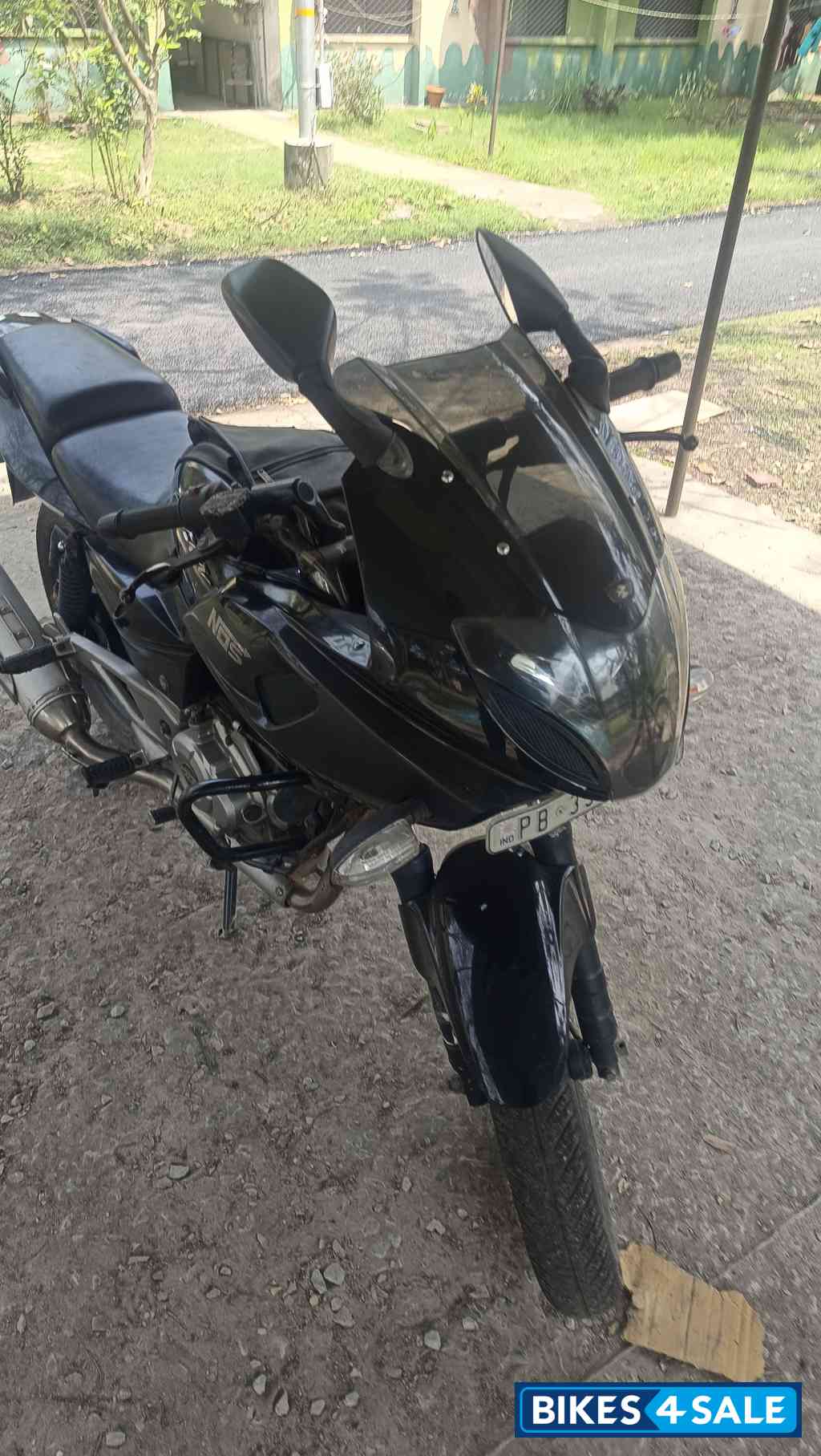 Black Bajaj Pulsar 220F