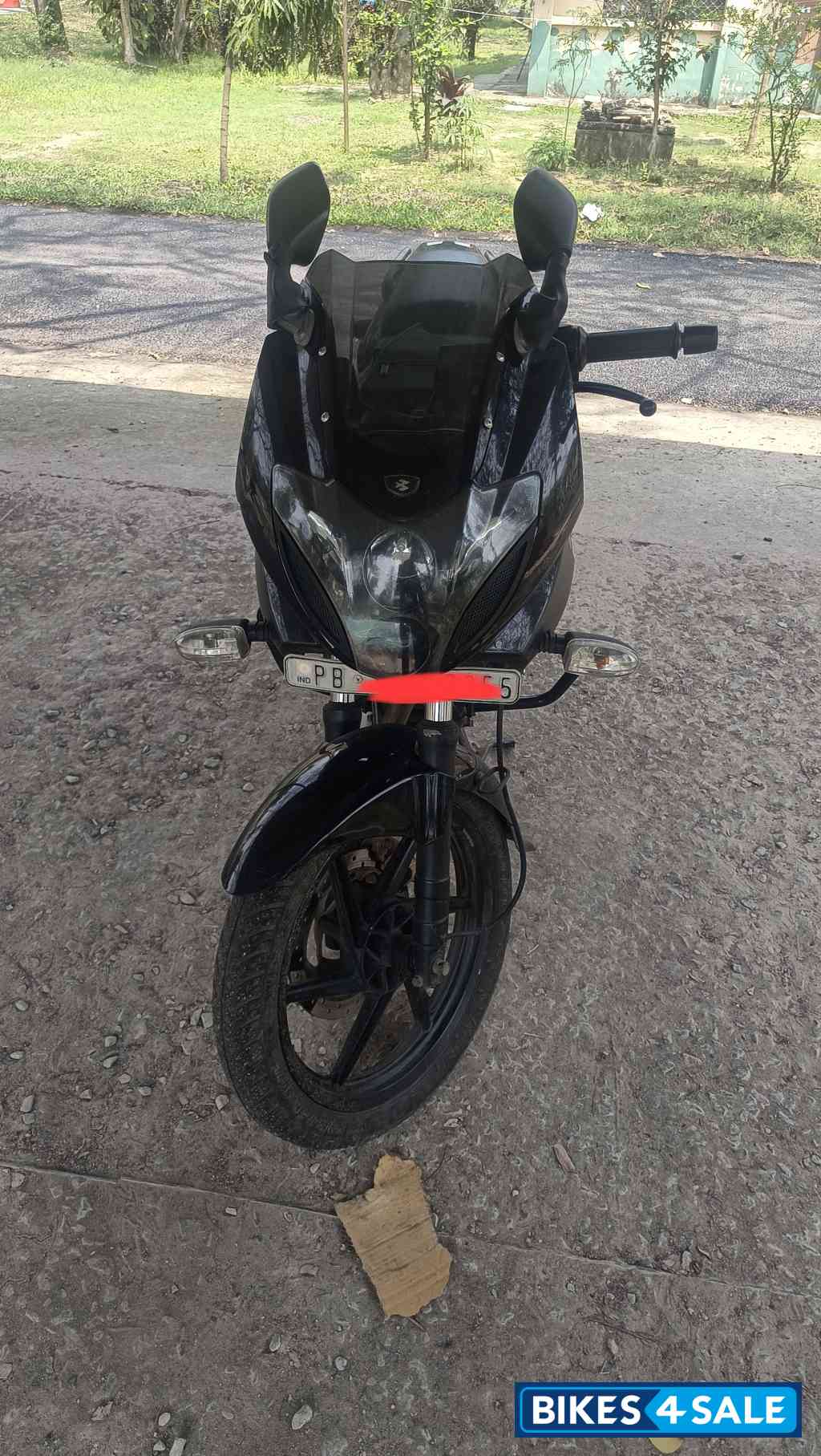 Black Bajaj Pulsar 220F