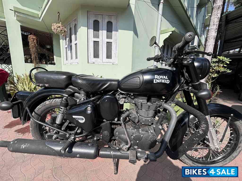 Black Royal Enfield Classic Stealth Black