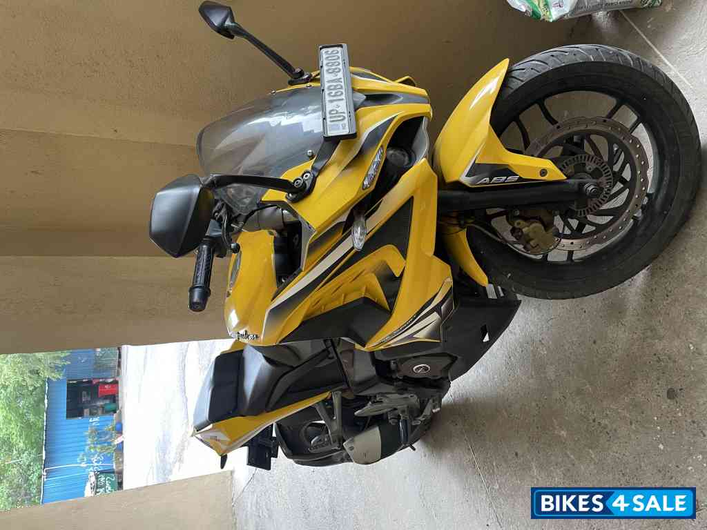 Bajaj Pulsar RS 200 ABS