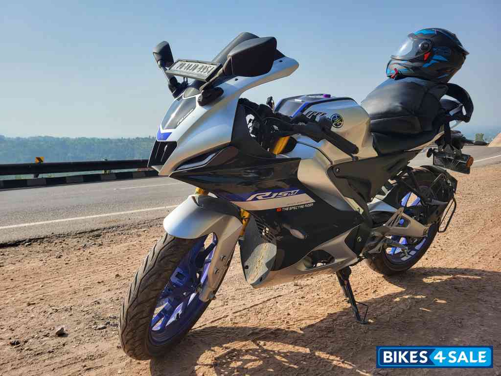 Whit Matallic C Yamaha R15M