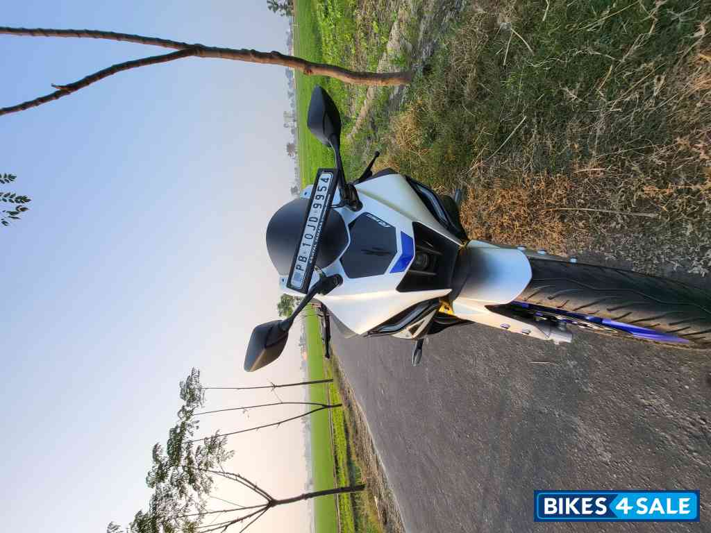 Whit Matallic C Yamaha R15M