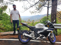 Whit Matallic C Yamaha R15M