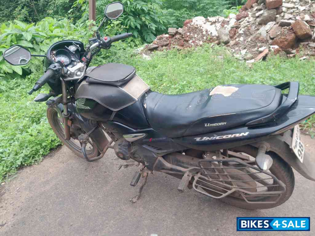 Black Honda Unicorn 160 BS6
