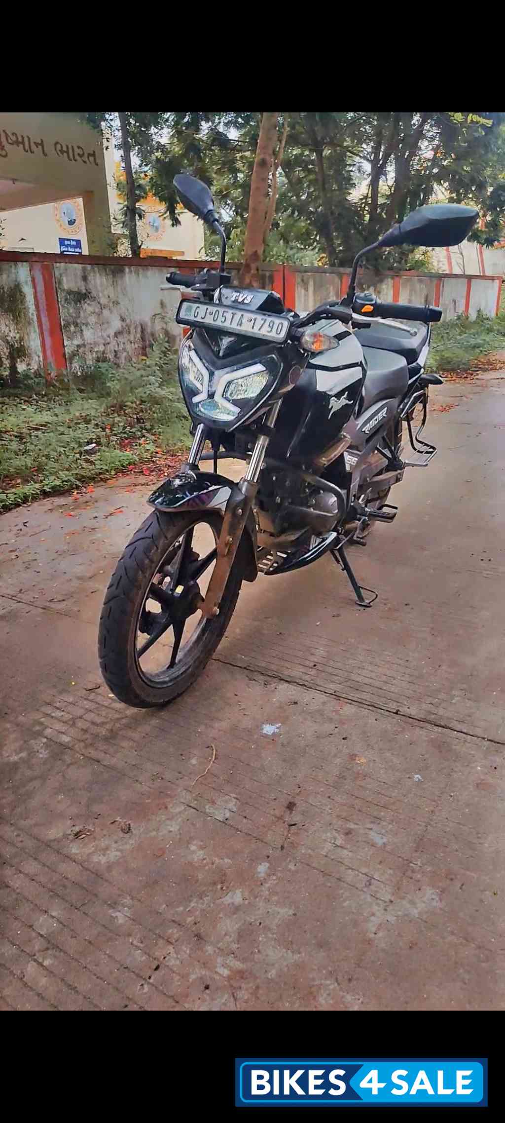 Super Squad Edition Black Pant TVS Raider 125 Marvel Super Squad Edition