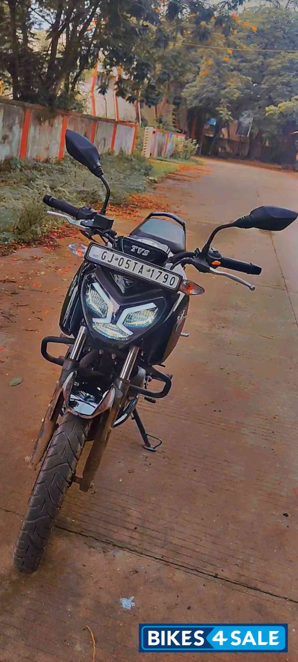 Super Squad Edition Black Pant TVS Raider 125 Marvel Super Squad Edition