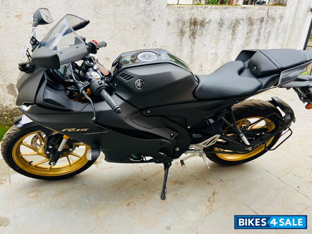 Black Mt Yamaha R15 V4