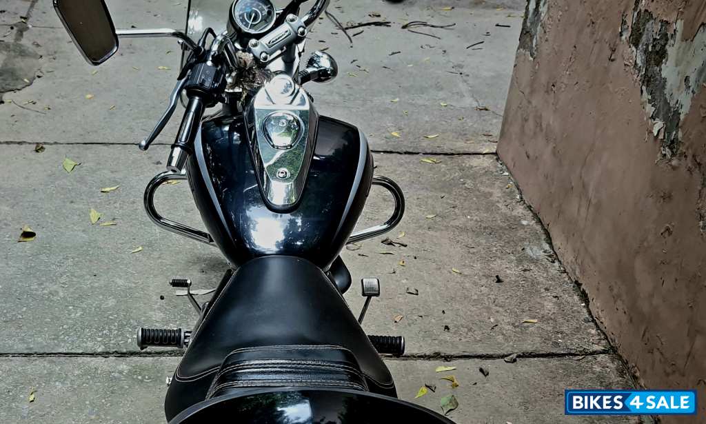 Black Bajaj Avenger Cruise 220