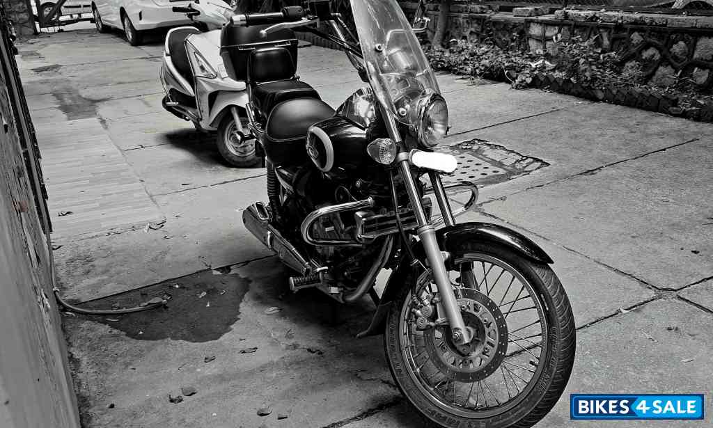 Black Bajaj Avenger Cruise 220