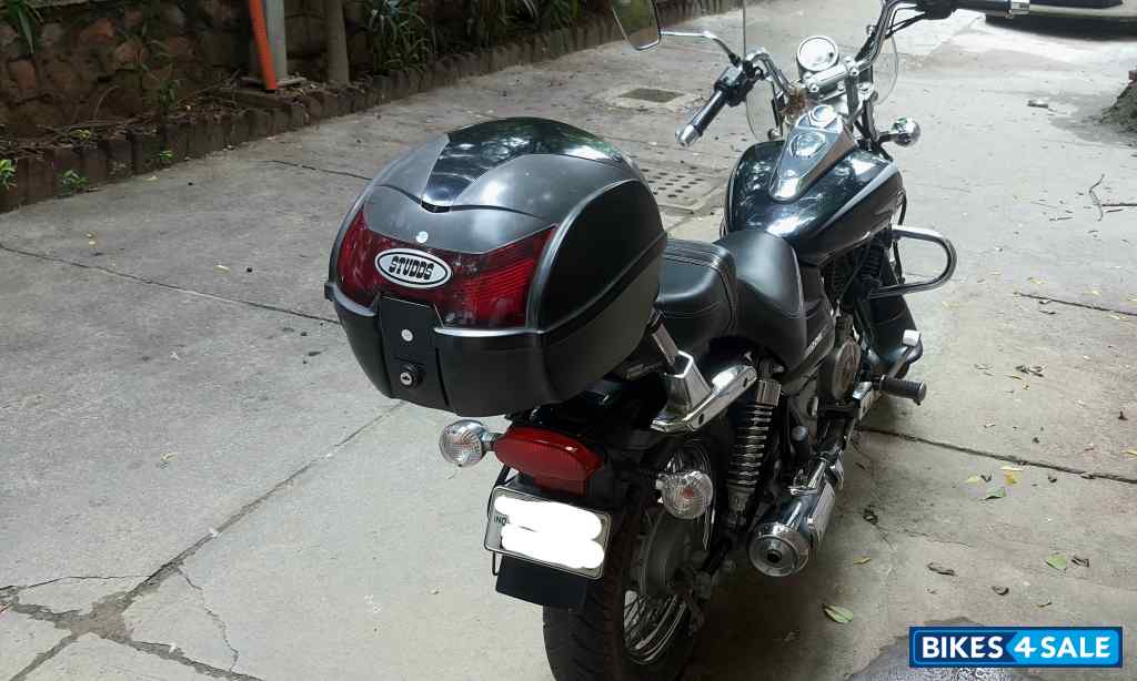 Black Bajaj Avenger Cruise 220