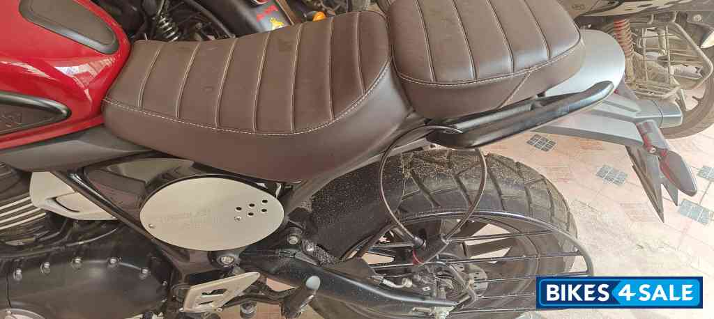 Red Triumph Scrambler 400 X