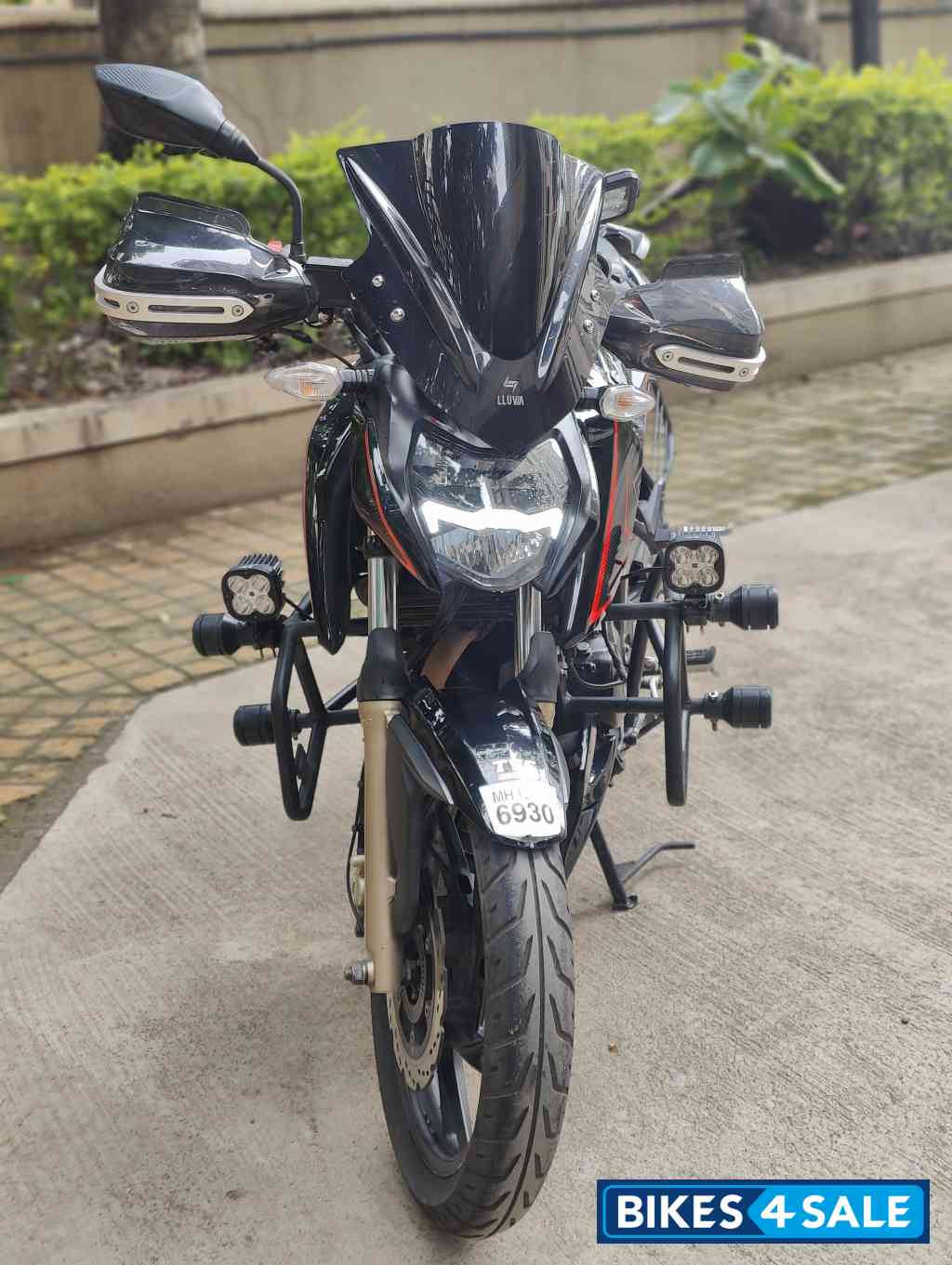 Black TVS Apache RTR 200 4V 2022