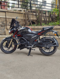 Black TVS Apache RTR 200 4V 2022