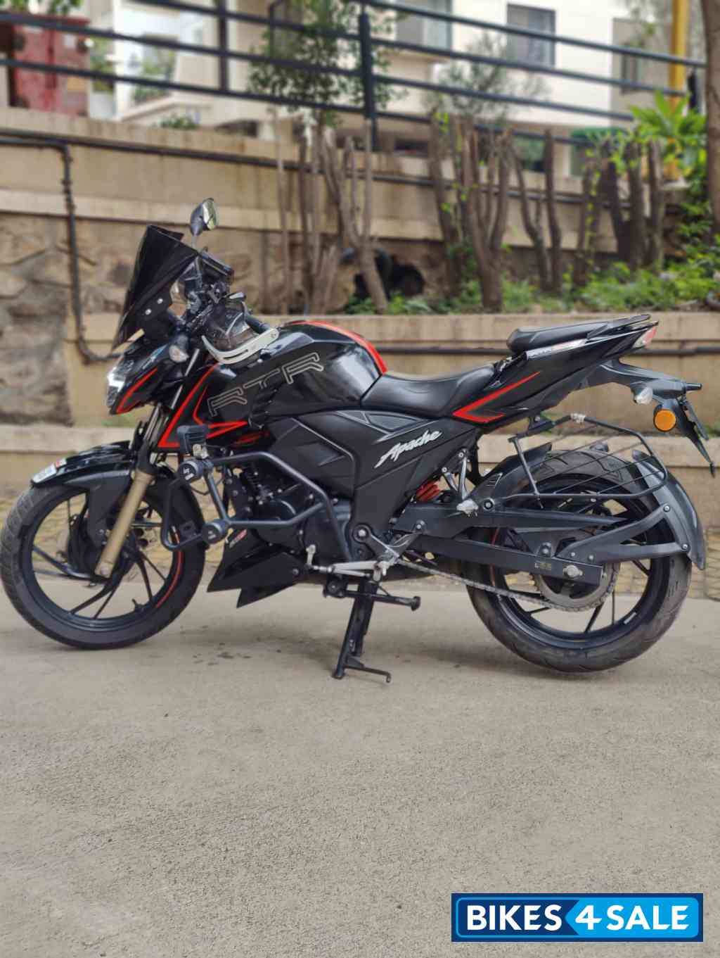 Black TVS Apache RTR 200 4V 2022