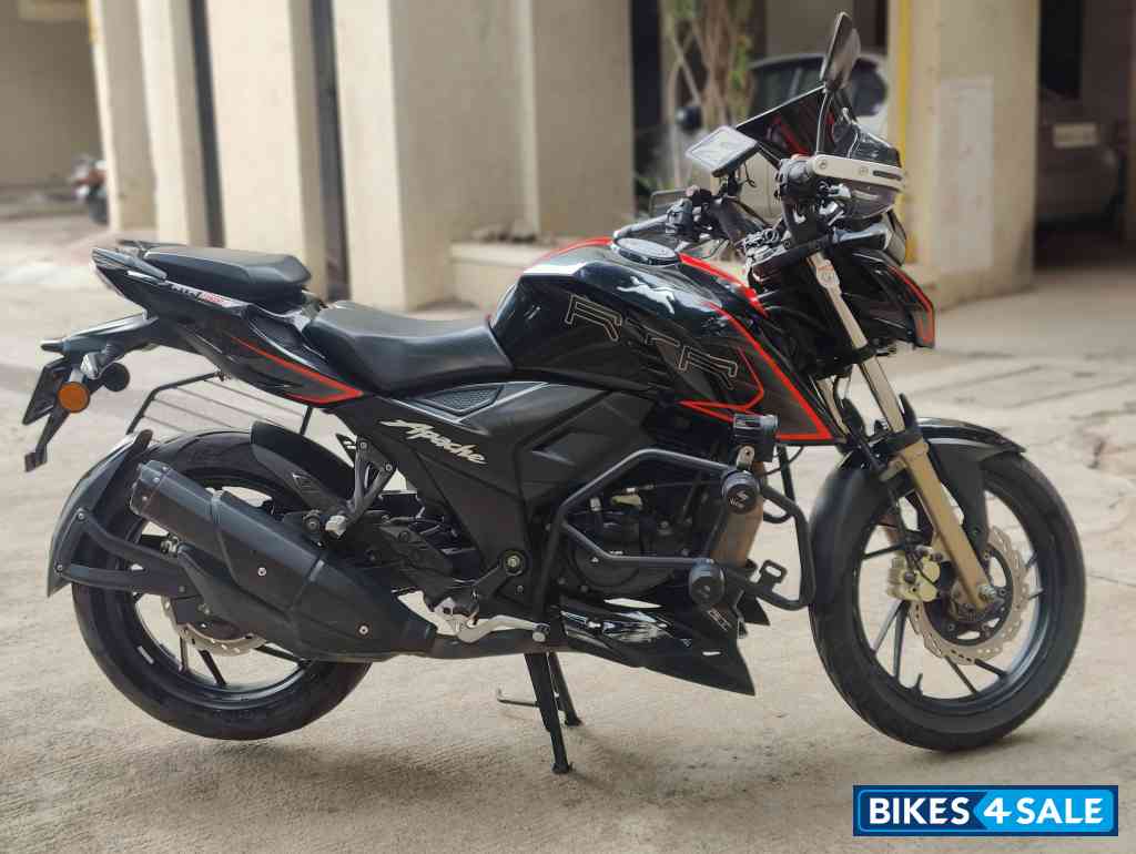 Black TVS Apache RTR 200 4V 2022
