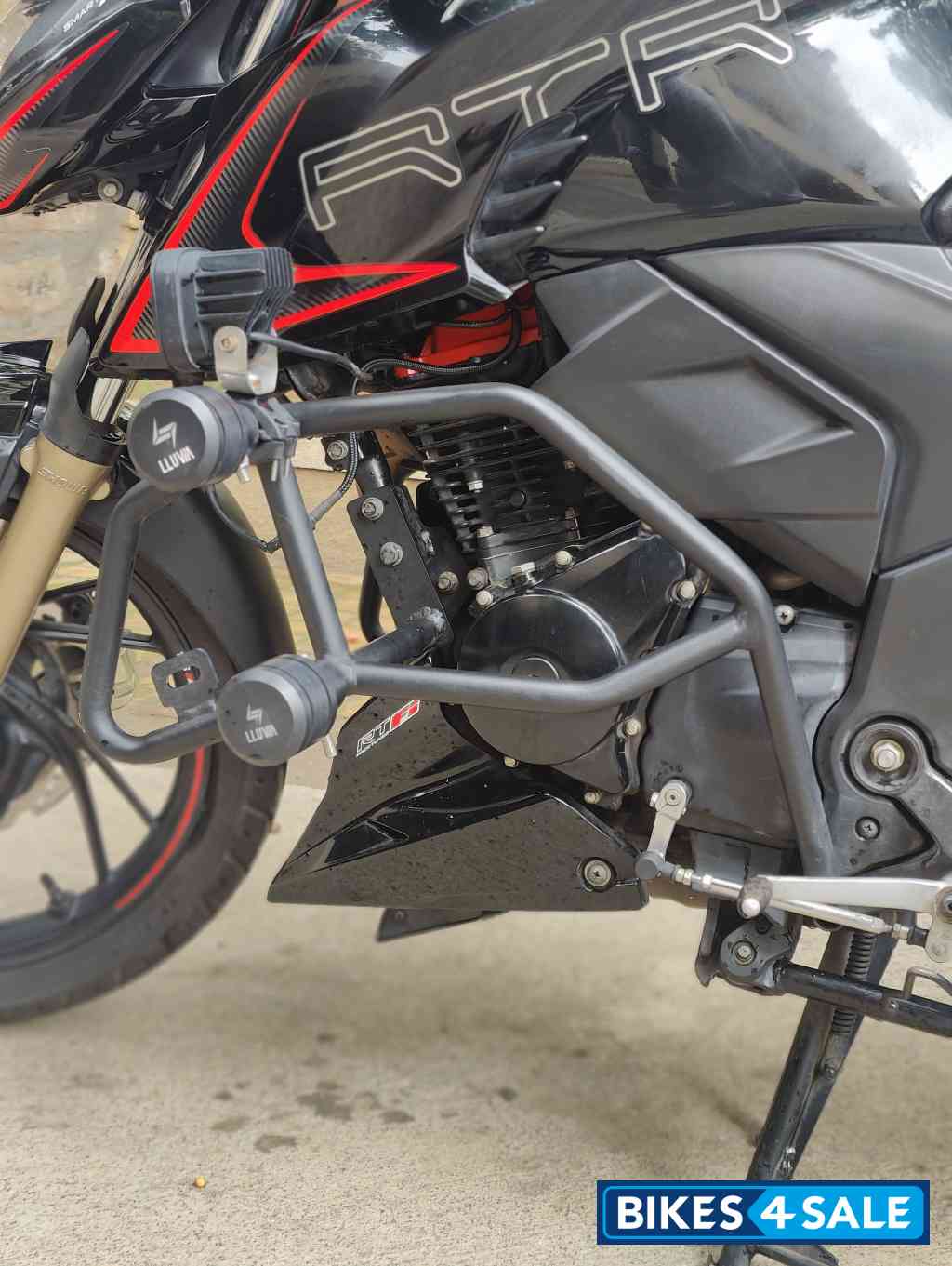 Black TVS Apache RTR 200 4V 2022