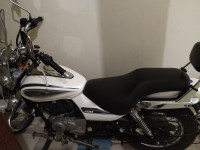 Moon White Bajaj Avenger Cruise 220