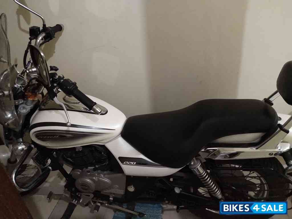 Moon White Bajaj Avenger Cruise 220