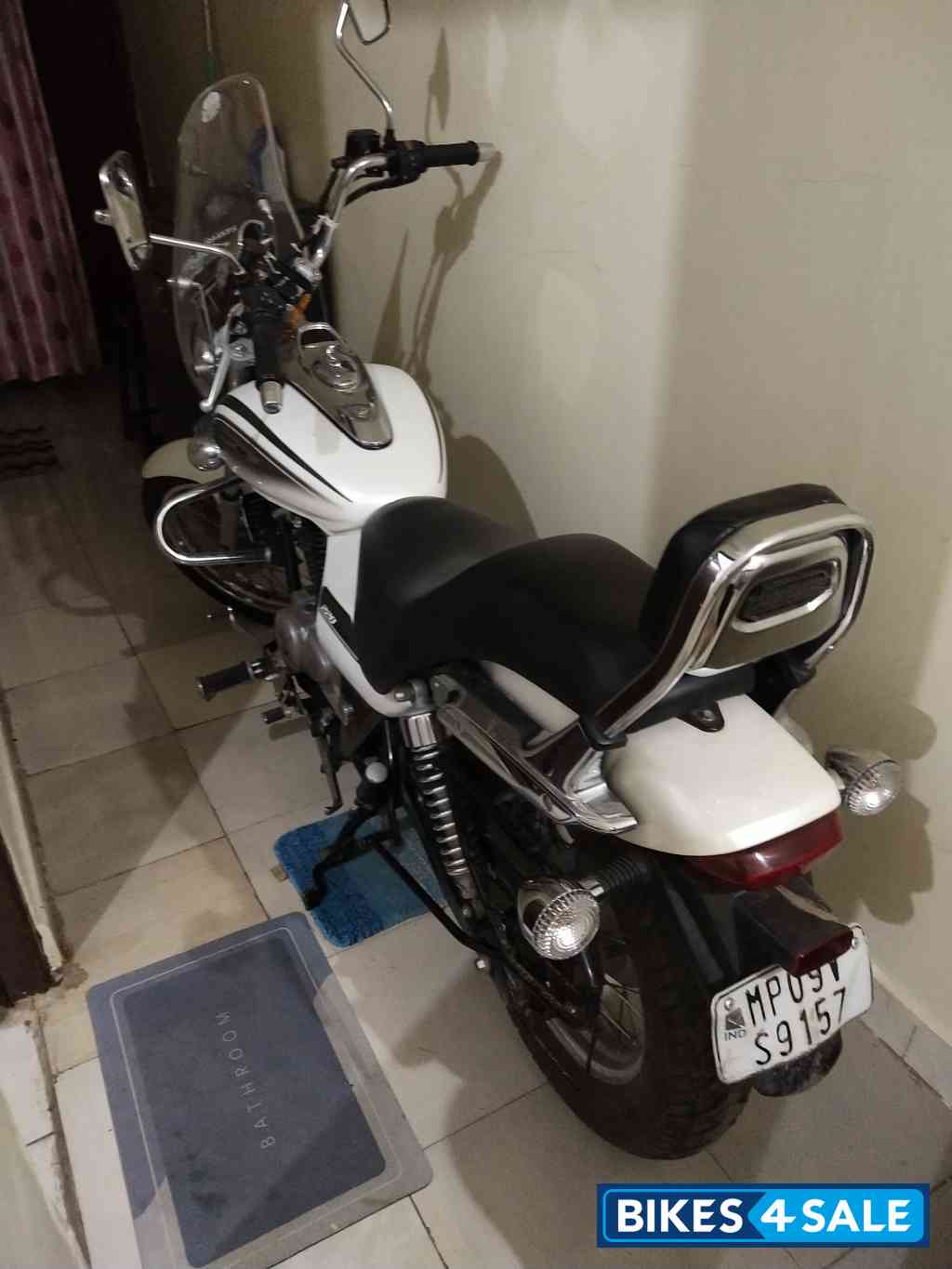 Moon White Bajaj Avenger Cruise 220