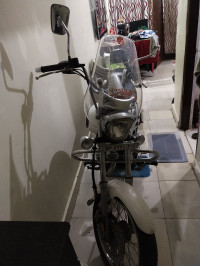 Moon White Bajaj Avenger Cruise 220