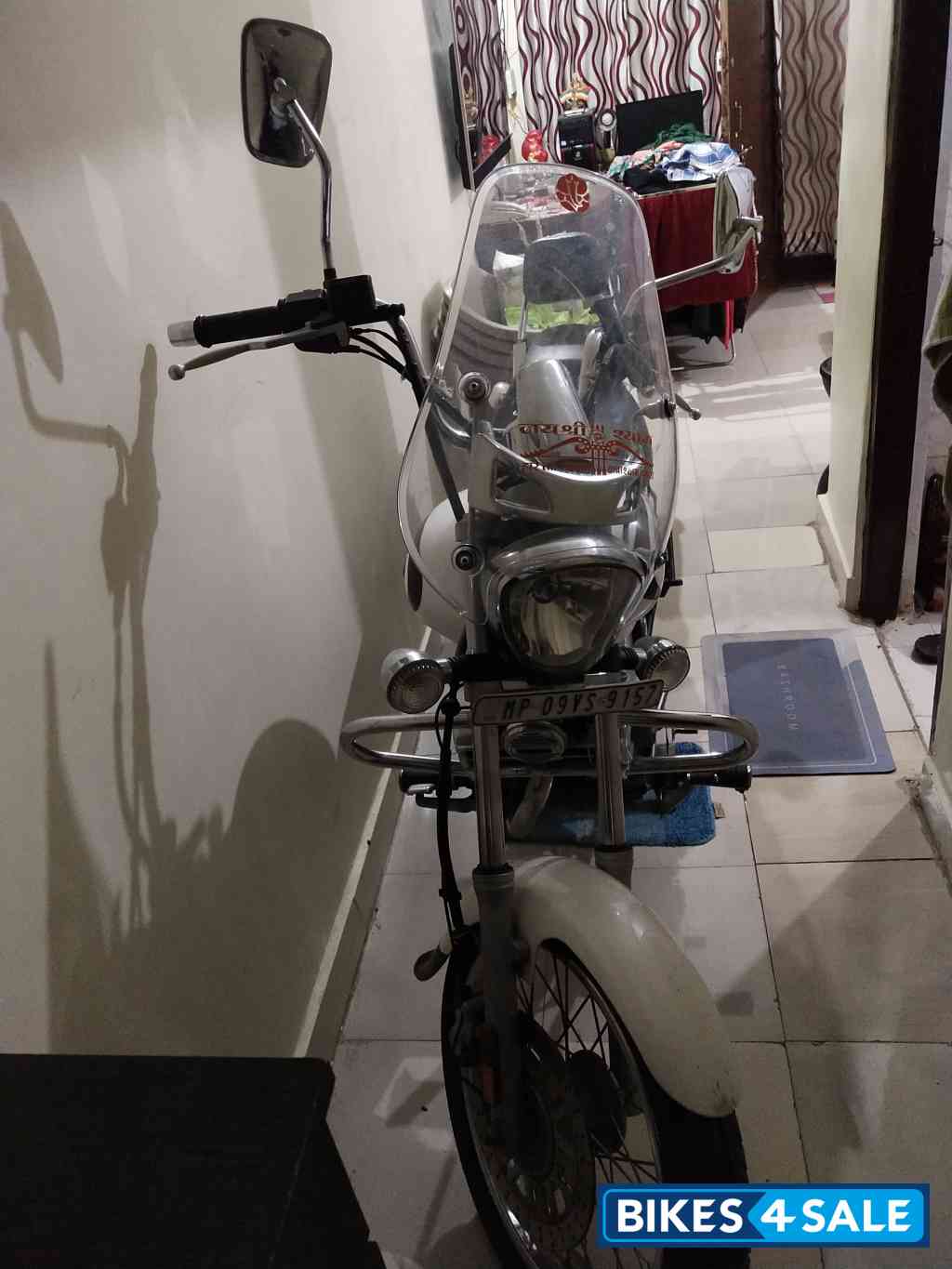 Moon White Bajaj Avenger Cruise 220