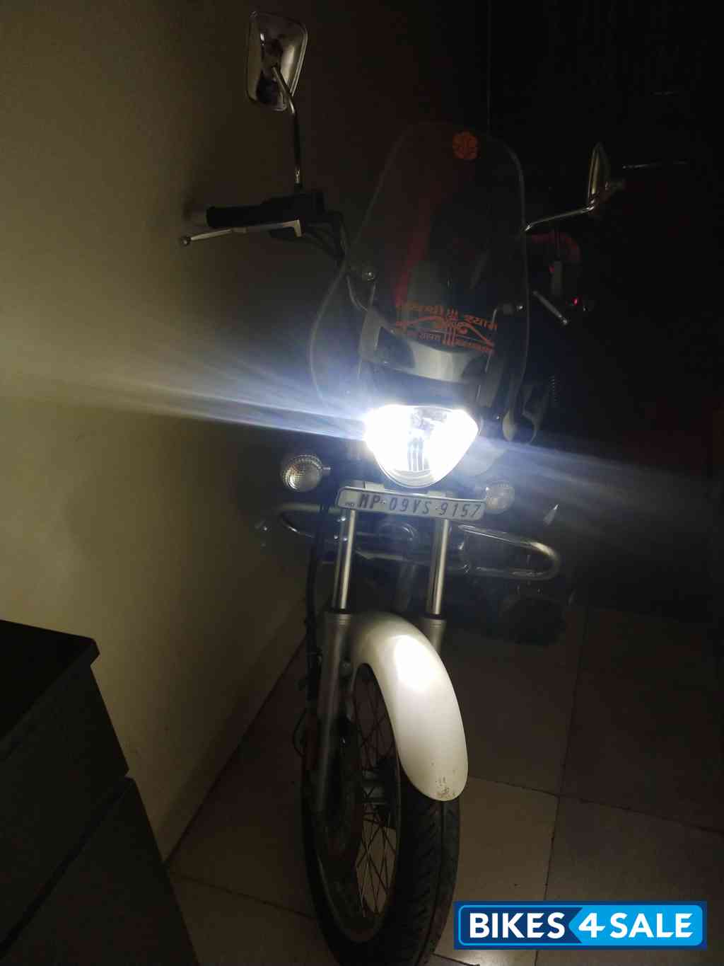 Moon White Bajaj Avenger Cruise 220