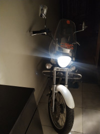 Moon White Bajaj Avenger Cruise 220