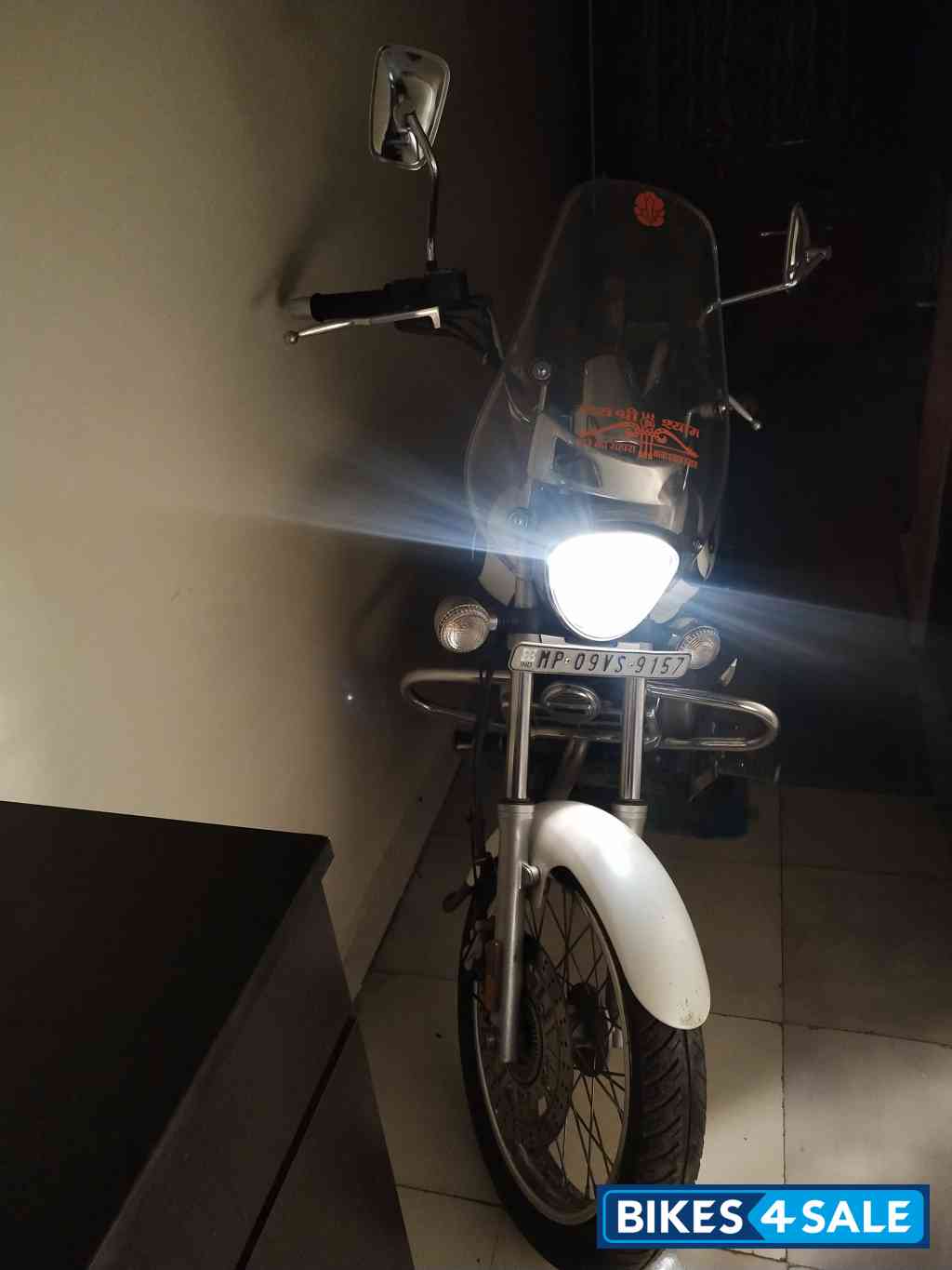 Moon White Bajaj Avenger Cruise 220