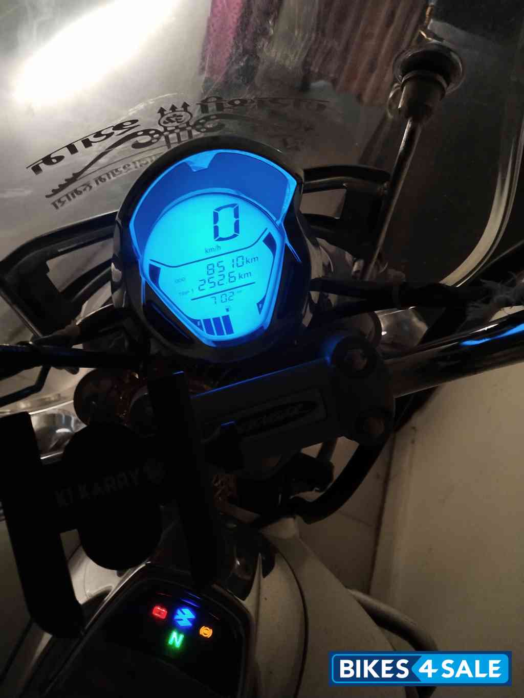 Moon White Bajaj Avenger Cruise 220