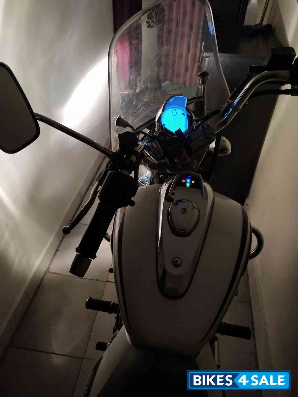 Moon White Bajaj Avenger Cruise 220