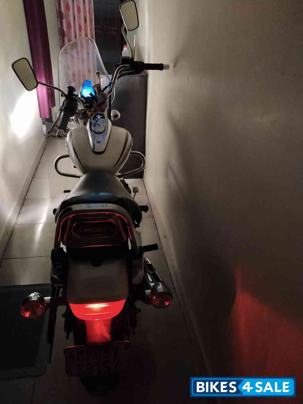 Moon White Bajaj Avenger Cruise 220