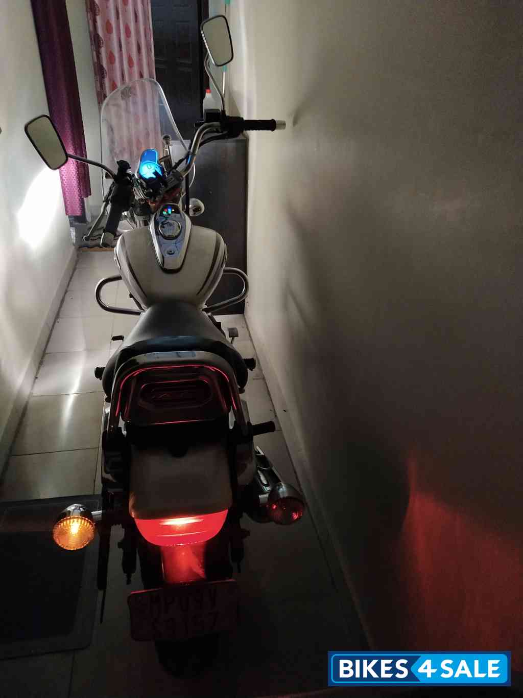 Moon White Bajaj Avenger Cruise 220