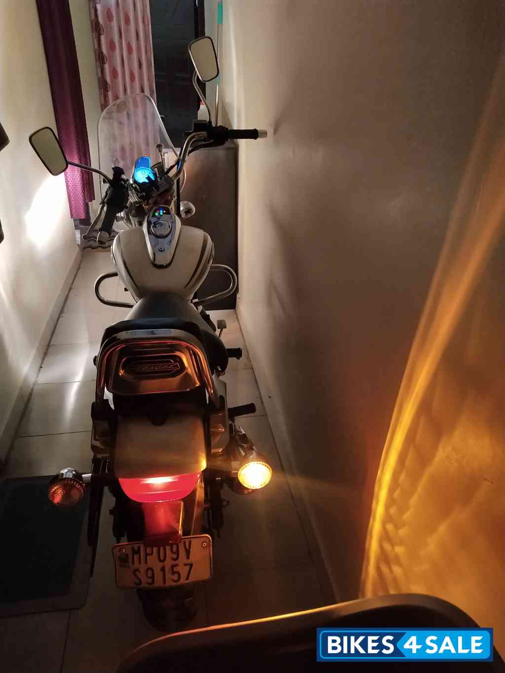 Moon White Bajaj Avenger Cruise 220