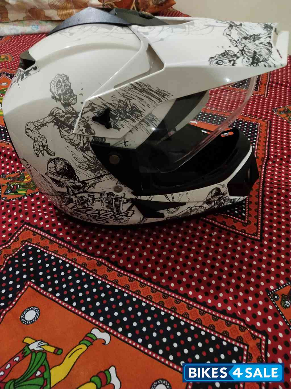 Moon White Bajaj Avenger Cruise 220