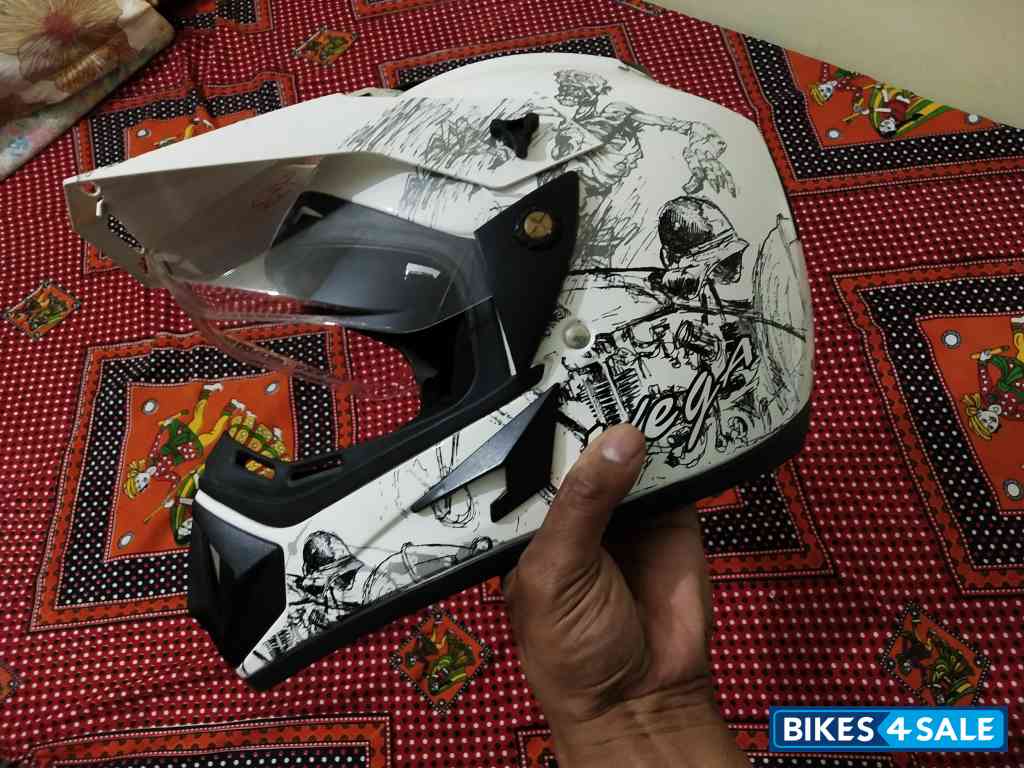 Moon White Bajaj Avenger Cruise 220