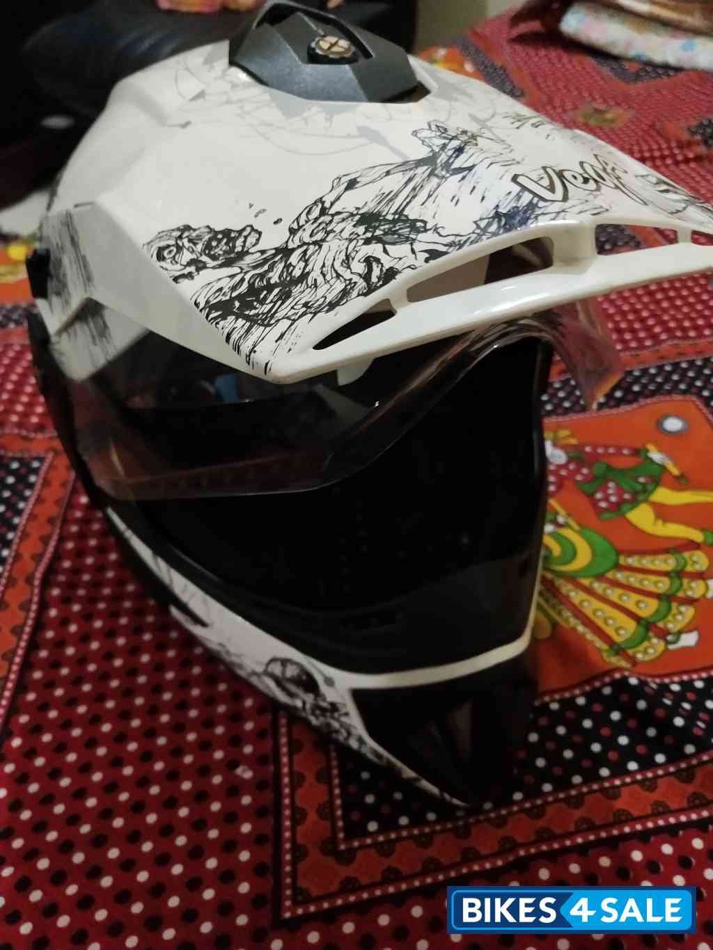 Moon White Bajaj Avenger Cruise 220