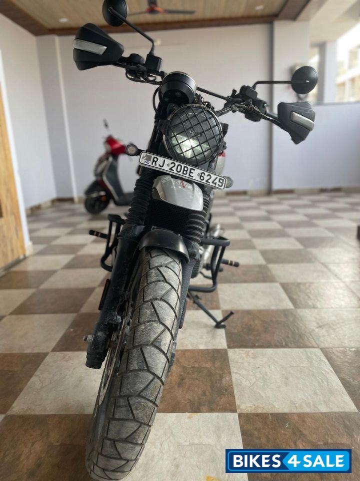 Yezdi Scrambler Dual Tone